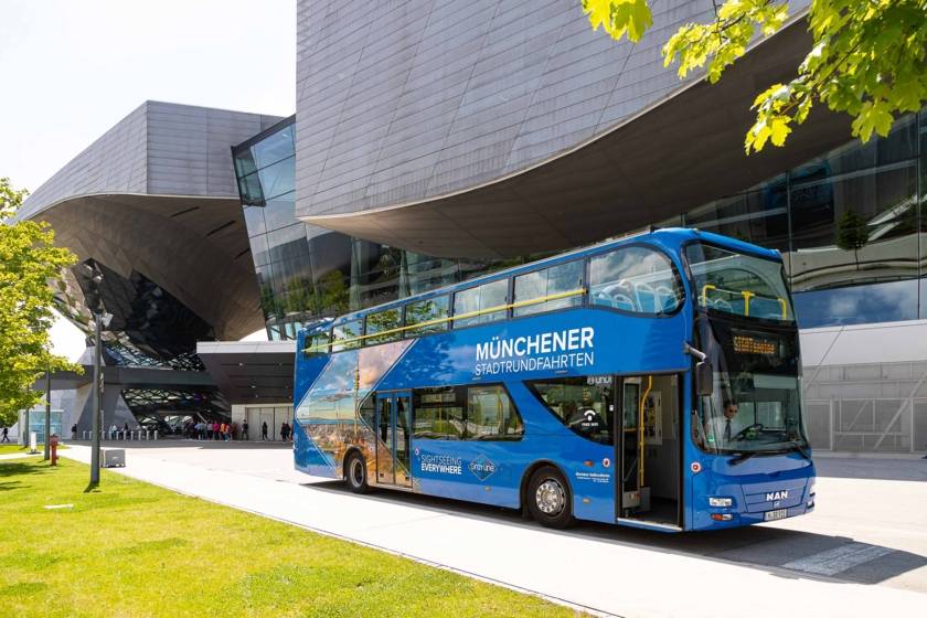Stadtrundfahrt Blauer Bus Sightseeing vor BMW Welt