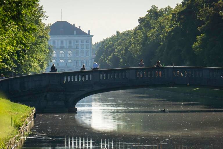 Vista del Palacio de Nymphenburg a través del canal y su puente.